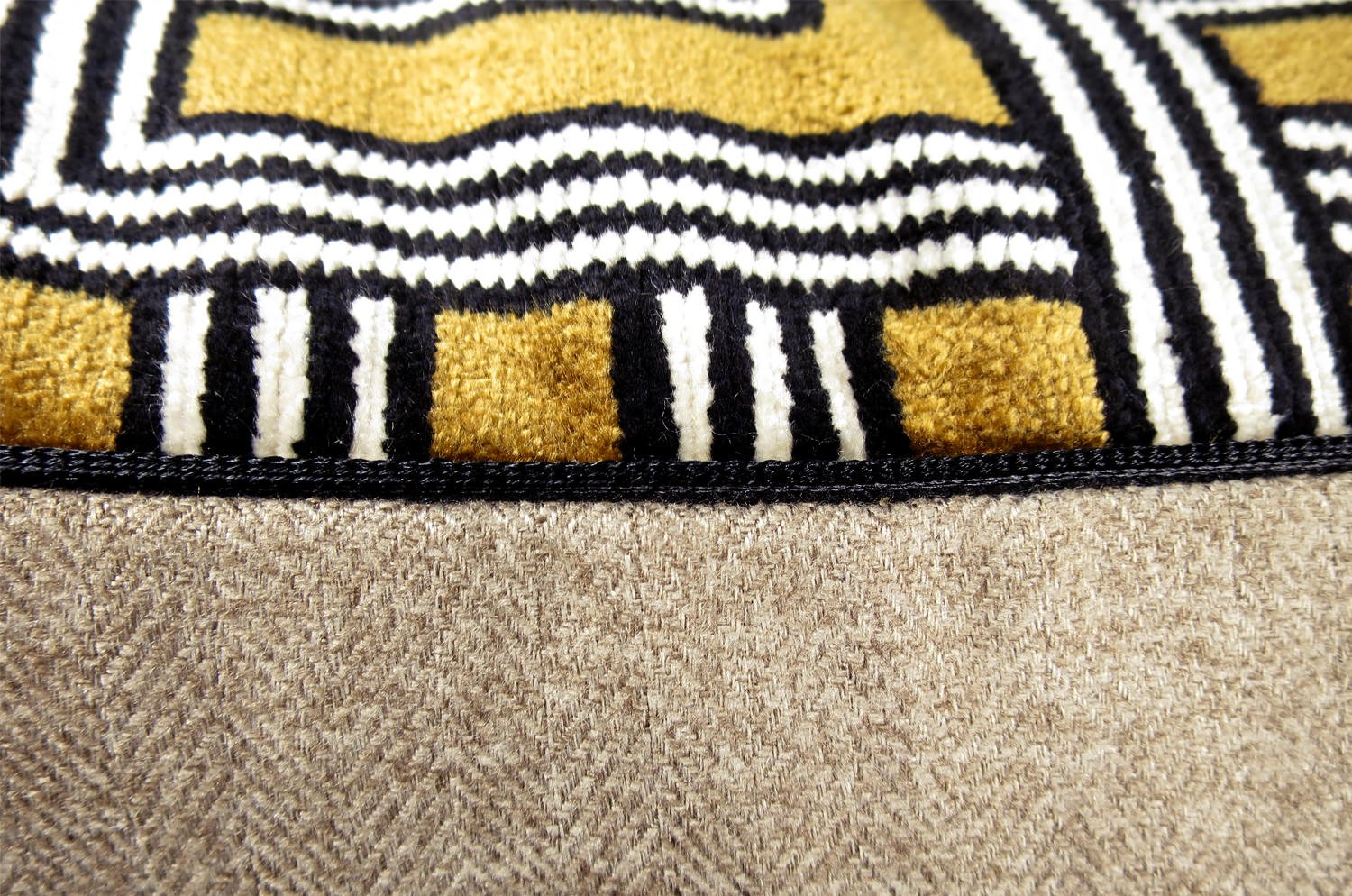 The Interception インターセプション ベルベットクッションカバー トフィーゴールド 50×50cm - HOUSE OF JAPAN Shop