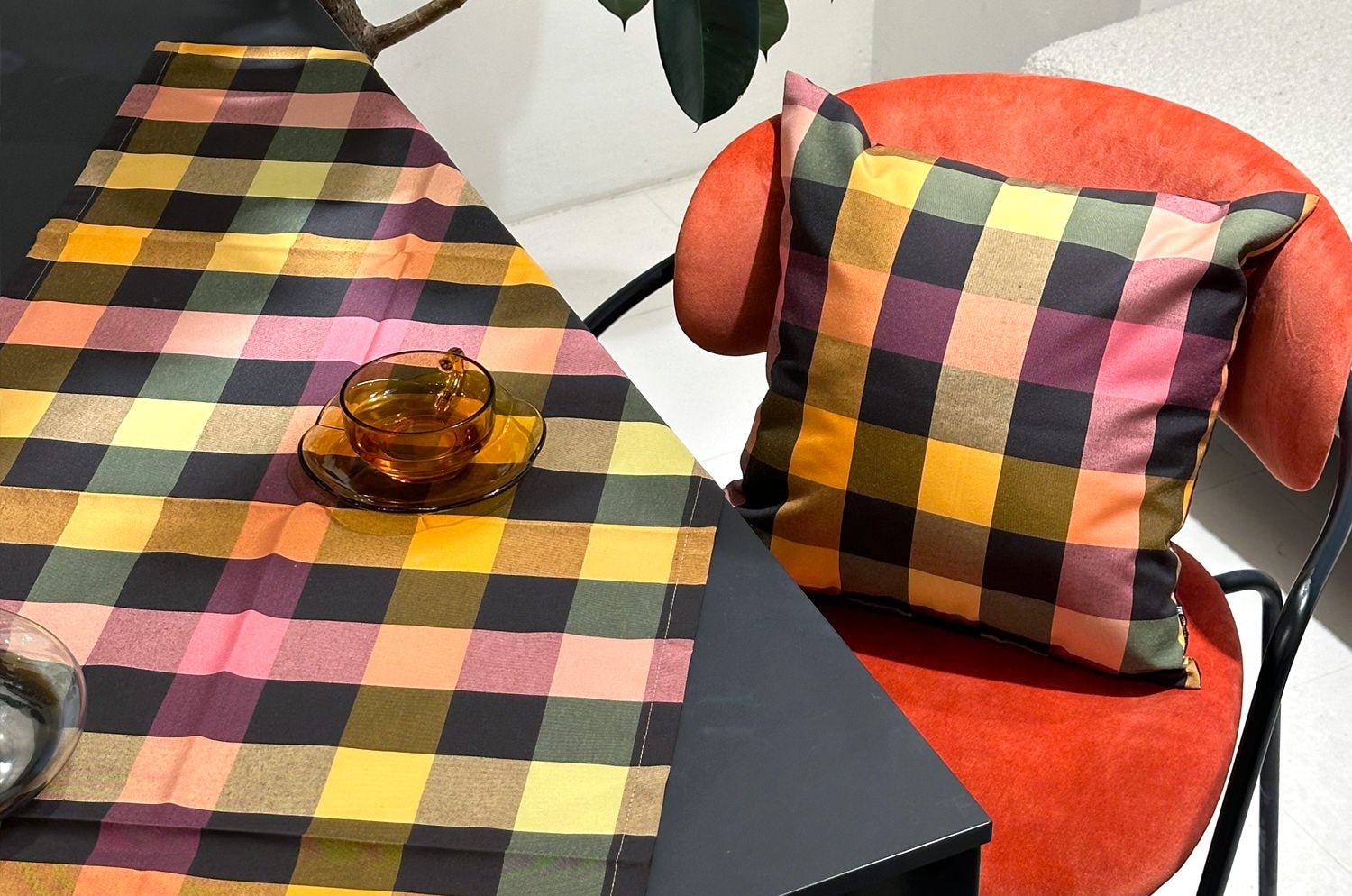The INTERIOR SET ドイツ製生地 クッション&テーブルランナーセット ブラックオレンジ - HOUSE OF JAPAN Shop