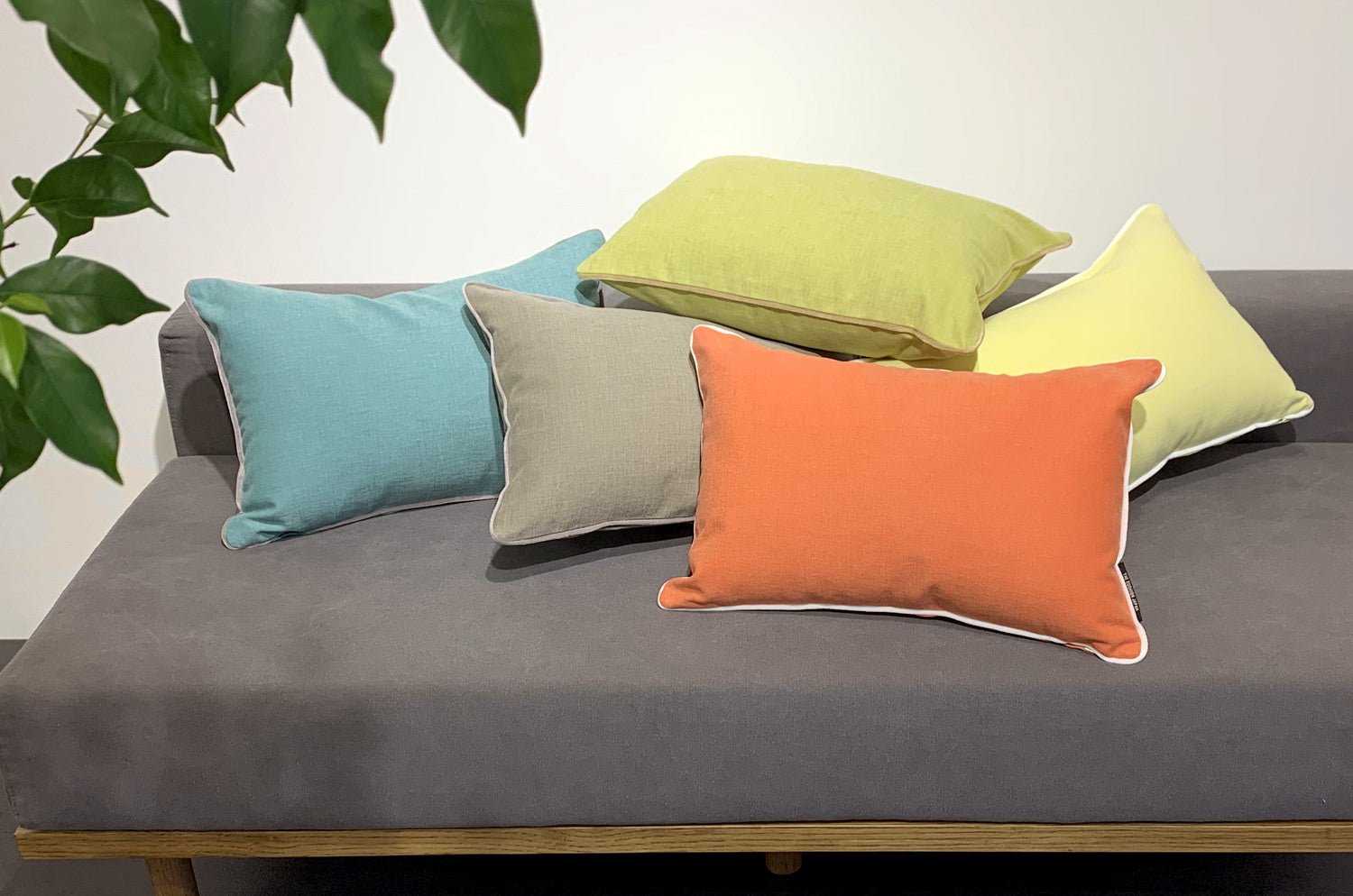 The Italy cotton イタリアブラッシュドコットン ベルベットパイピング クッション グラスグリーン 45×30cm 中材付 - HOUSE OF JAPAN Shop