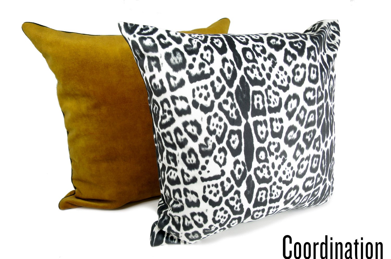 The Jaguar スペイン製起毛スエードタッチ ジャガー柄クッションカバー ホワイト&ブラック 45×45cm - HOUSE OF JAPAN Shop