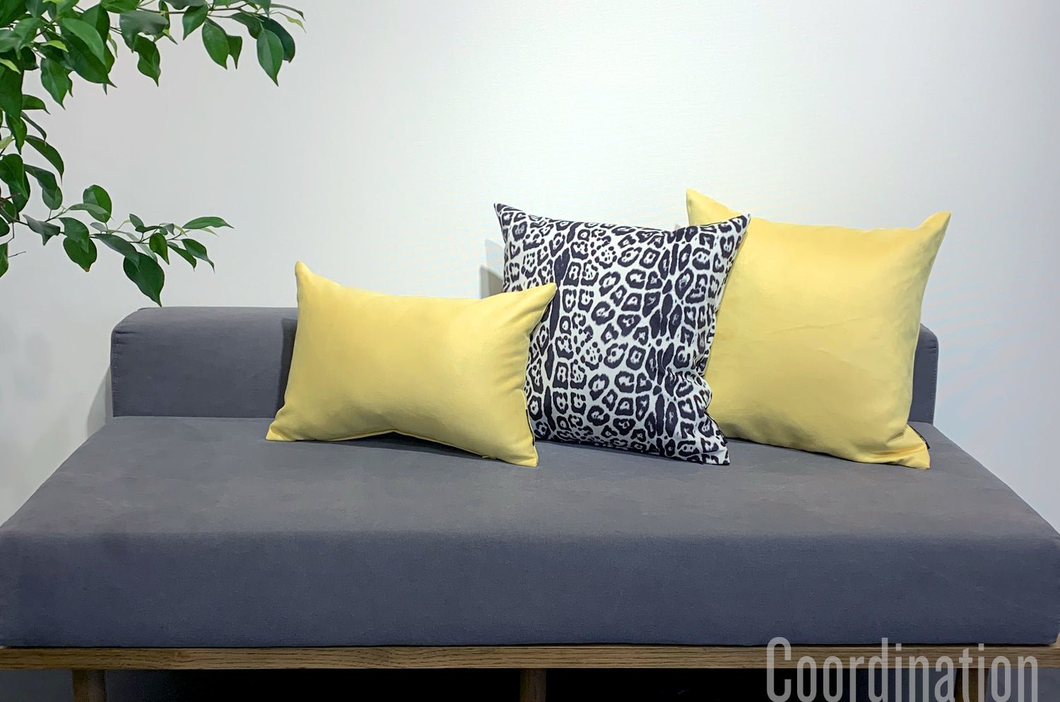 The Jaguar スペイン製起毛スエードタッチ ジャガー柄クッションカバー ホワイト&ブラック 45×45cm - HOUSE OF JAPAN Shop