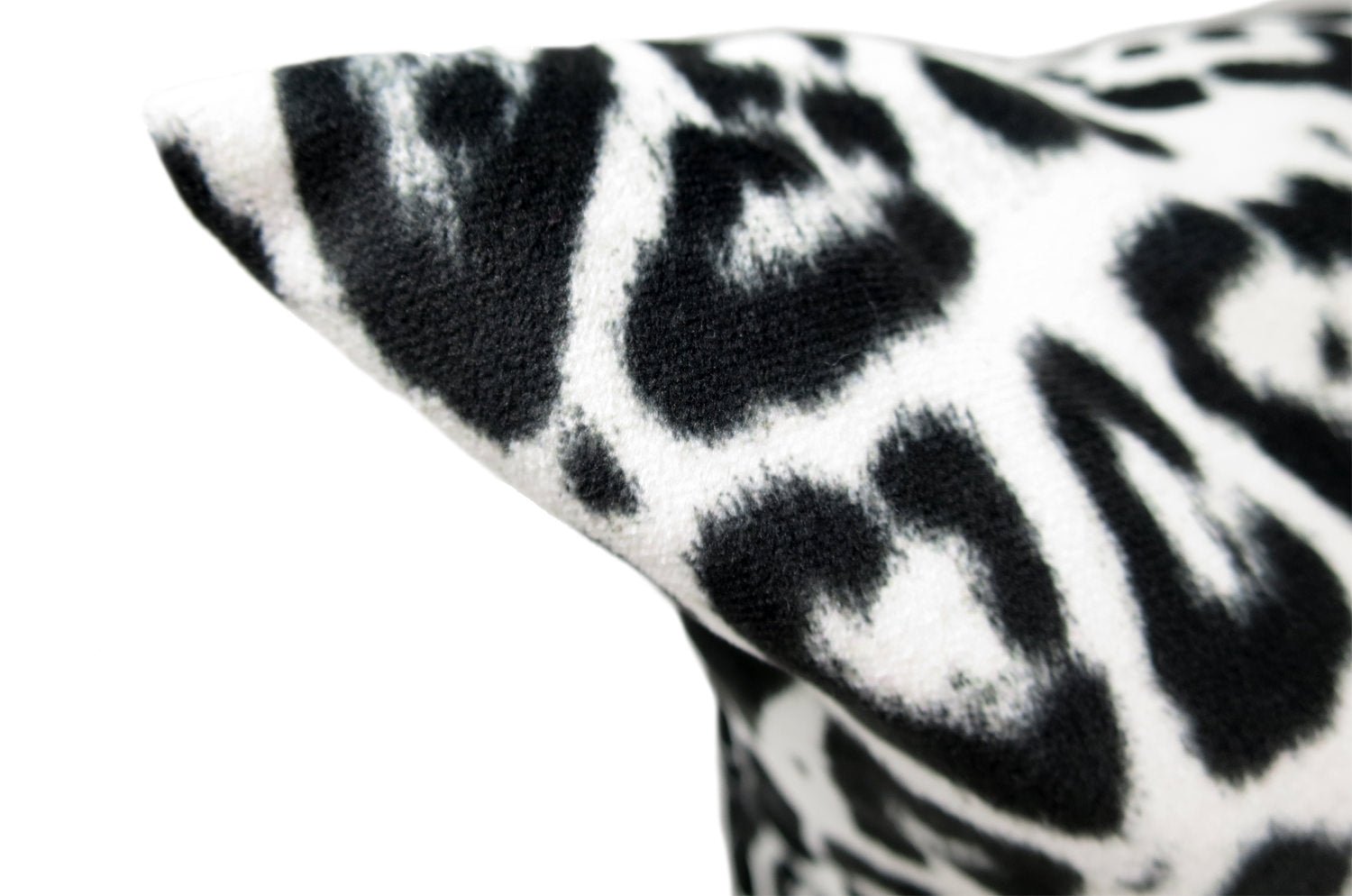 The Jaguar スペイン製起毛スエードタッチ ジャガー柄クッションカバー ホワイト&ブラック 45×45cm - HOUSE OF JAPAN Shop