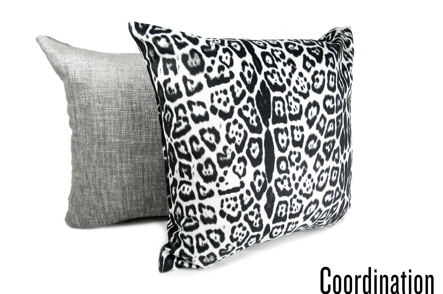 The Jaguar スペイン製起毛スエードタッチ ジャガー柄クッションカバー ホワイト&ブラック 45×45cm - HOUSE OF JAPAN Shop