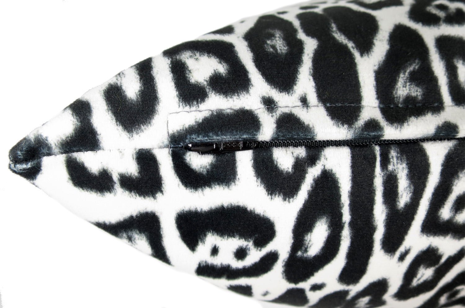 The Jaguar スペイン製起毛スエードタッチ ジャガー柄クッションカバー ホワイト&ブラック 45×45cm - HOUSE OF JAPAN Shop