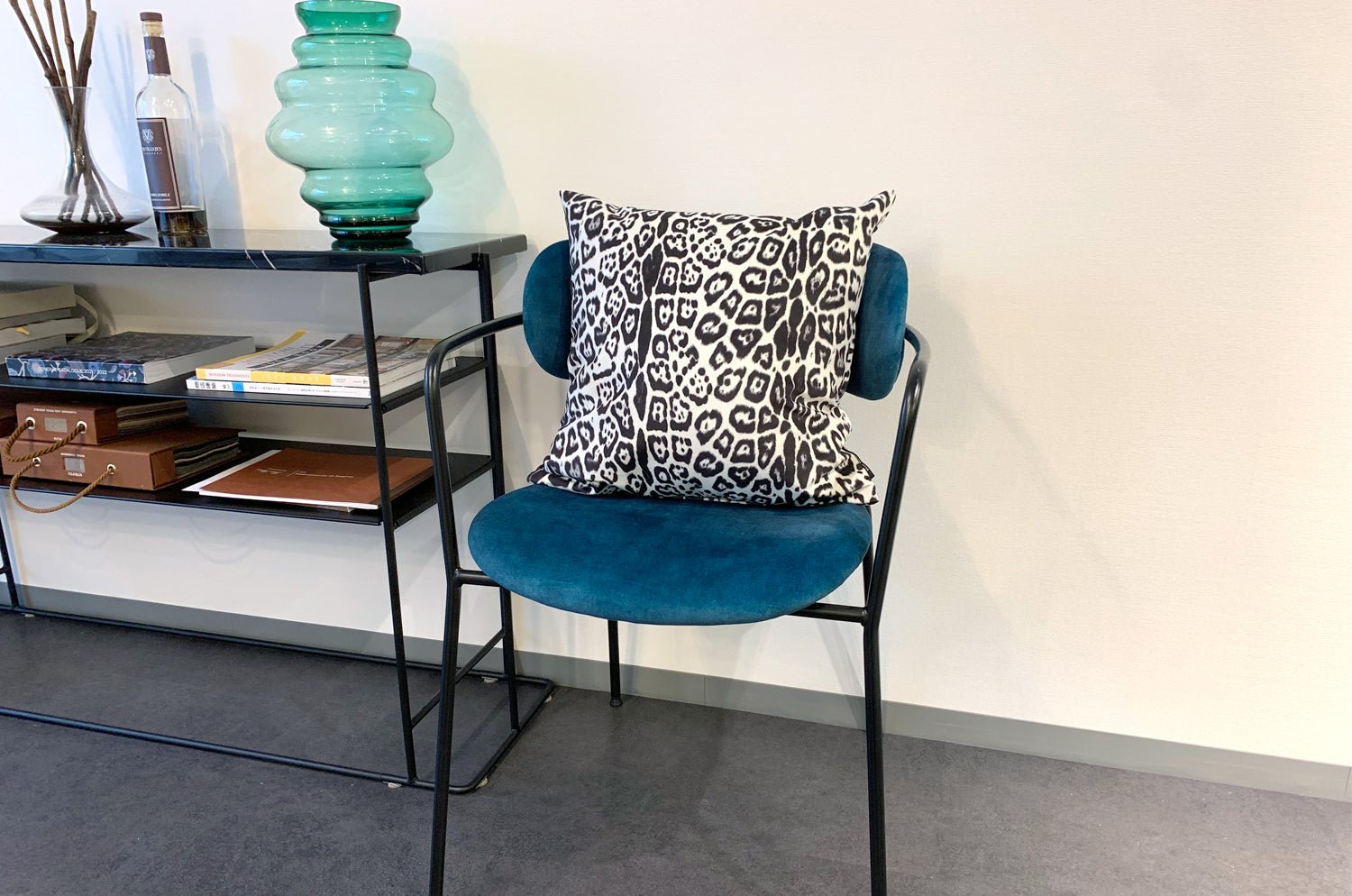 The Jaguar スペイン製起毛スエードタッチ ジャガー柄クッションカバー ホワイト&ブラック 45×45cm - HOUSE OF JAPAN Shop