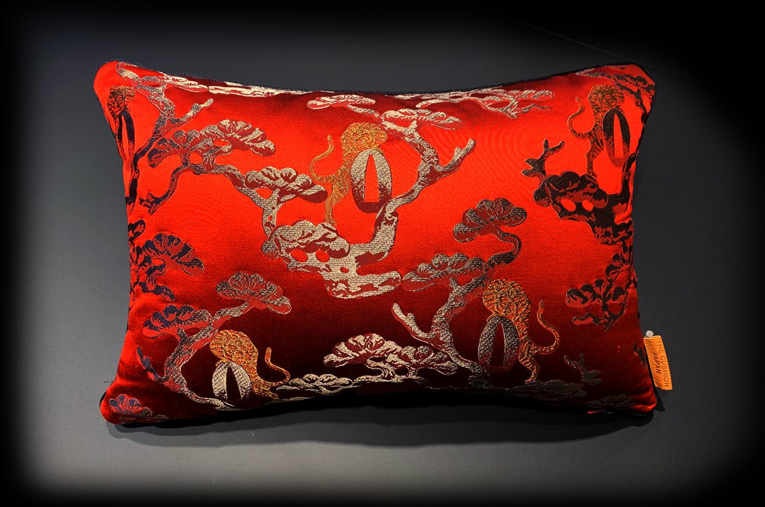 The JEREVAN アルマーニカーザ エレバン パイピングクッション(ルビーレッド) 44×30cm 中材付 - HOUSE OF JAPAN Shop