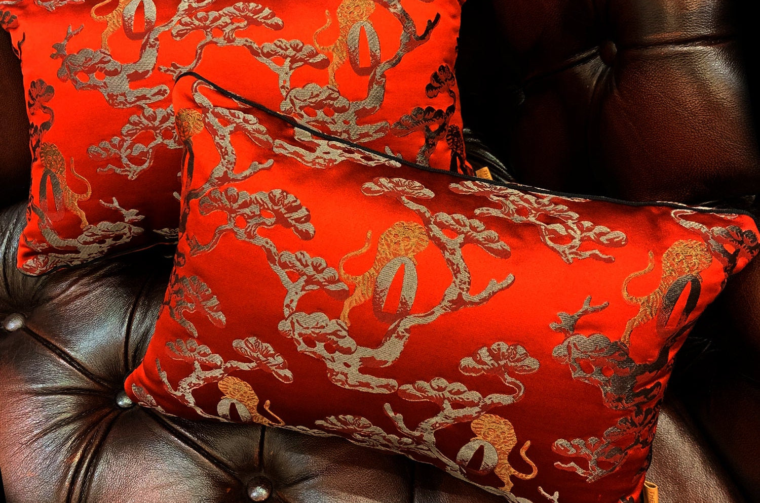 The JEREVAN アルマーニカーザ エレバン パイピングクッション(ルビーレッド) 44×30cm 中材付 - HOUSE OF JAPAN Shop