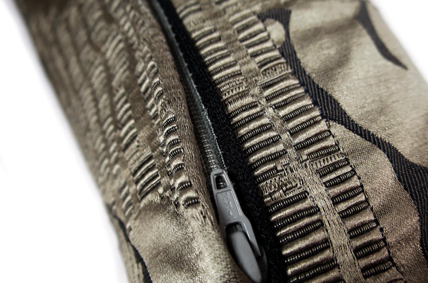 The JINHUA Nickel/Nero アルマーニカーザ ジンファ パイピングクッション(ニッケル) 48×30cm 中材付 - HOUSE OF JAPAN Shop