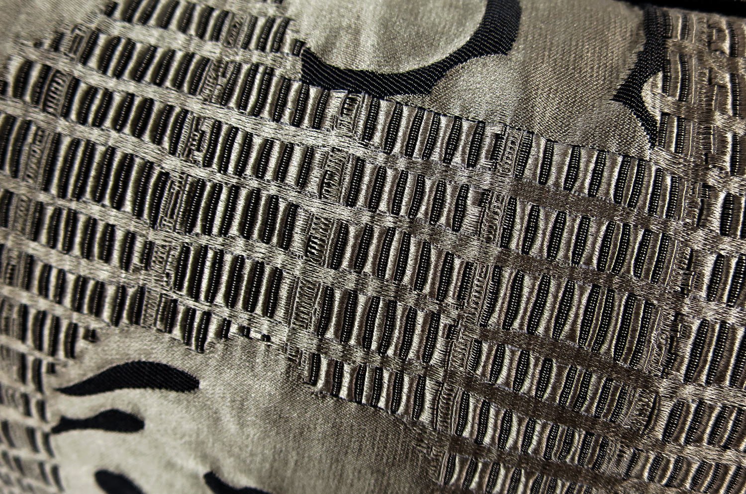 The JINHUA Nickel/Nero アルマーニカーザ ジンファ パイピングクッション(ニッケル) 48×30cm 中材付 - HOUSE OF JAPAN Shop