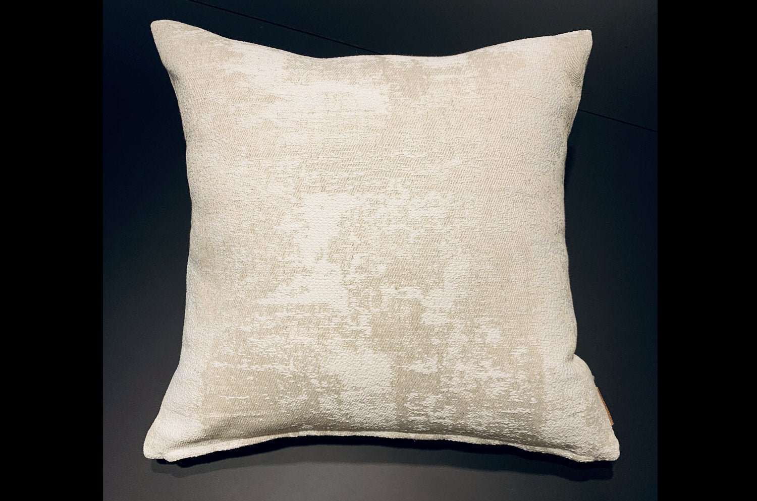 The Joinville イタリア製高級リネン混クッションカバー MilkLatte 50×50cm - HOUSE OF JAPAN Shop