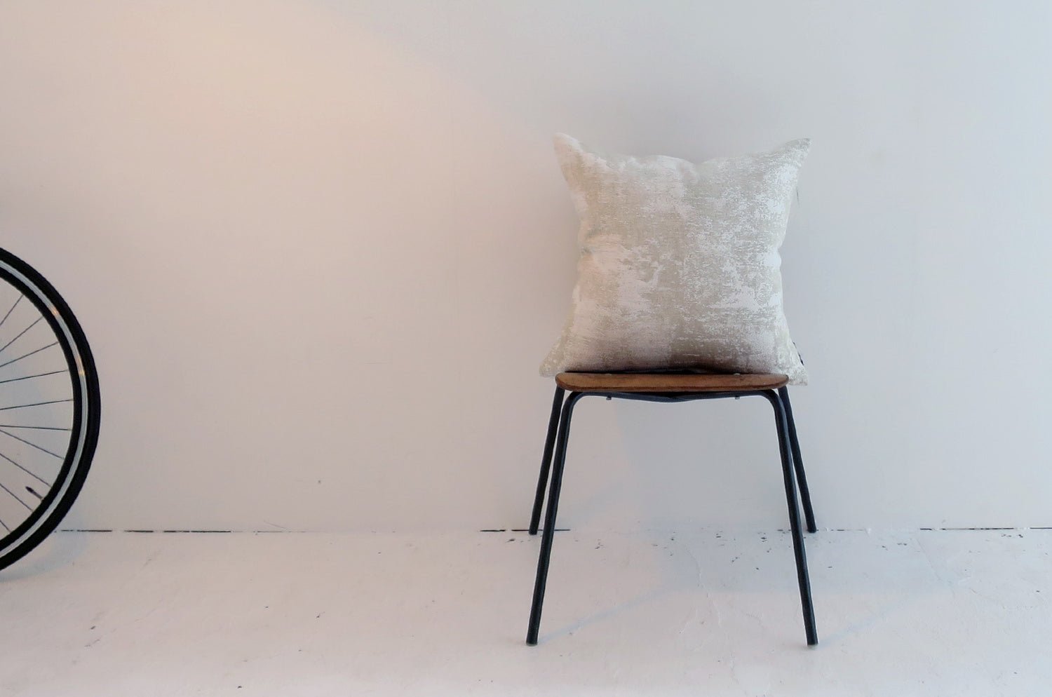 The Joinville イタリア製高級リネン混生地 クッションカバー Sand 50×50cm - HOUSE OF JAPAN Shop