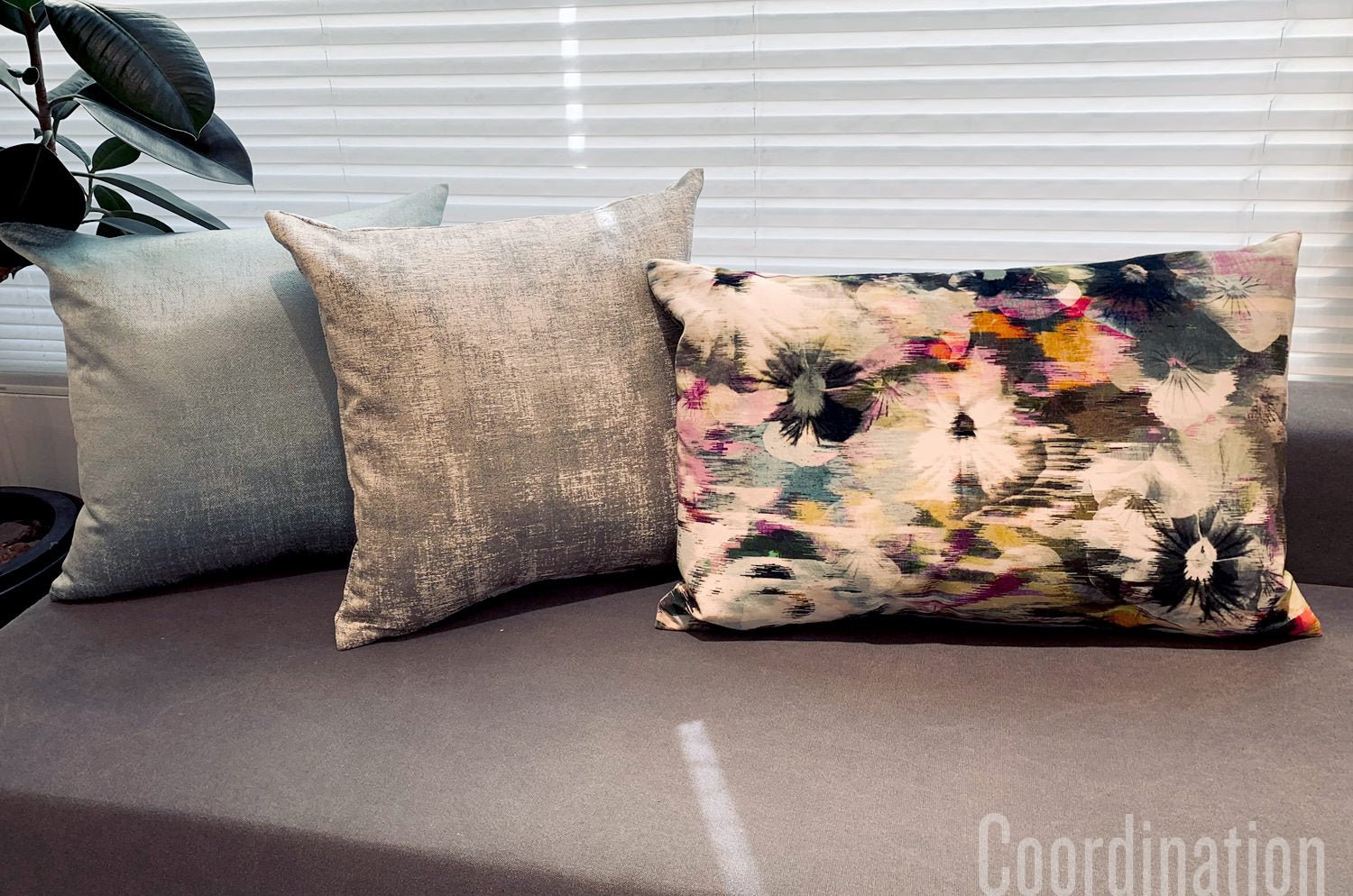 The Kansai Velvet Zinnia カンサイベルベット クッション (NO.04) 60×40cm 中材付 - HOUSE OF JAPAN Shop