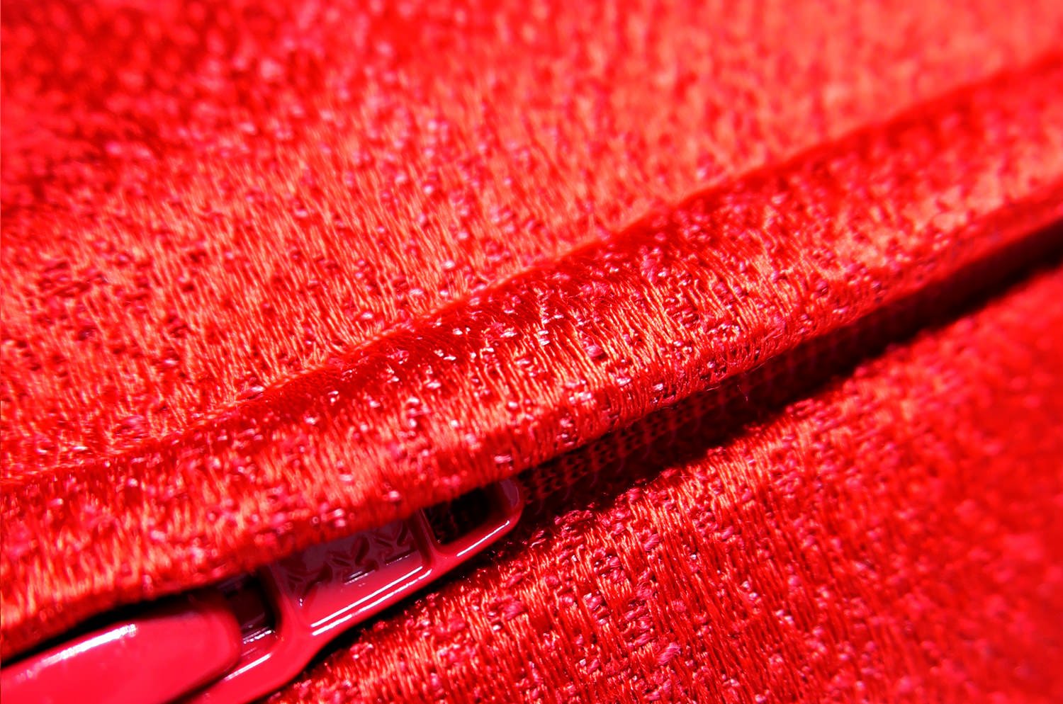 The KEY シャインクッションカバー (ルージュレッド) 45×45cm - HOUSE OF JAPAN Shop