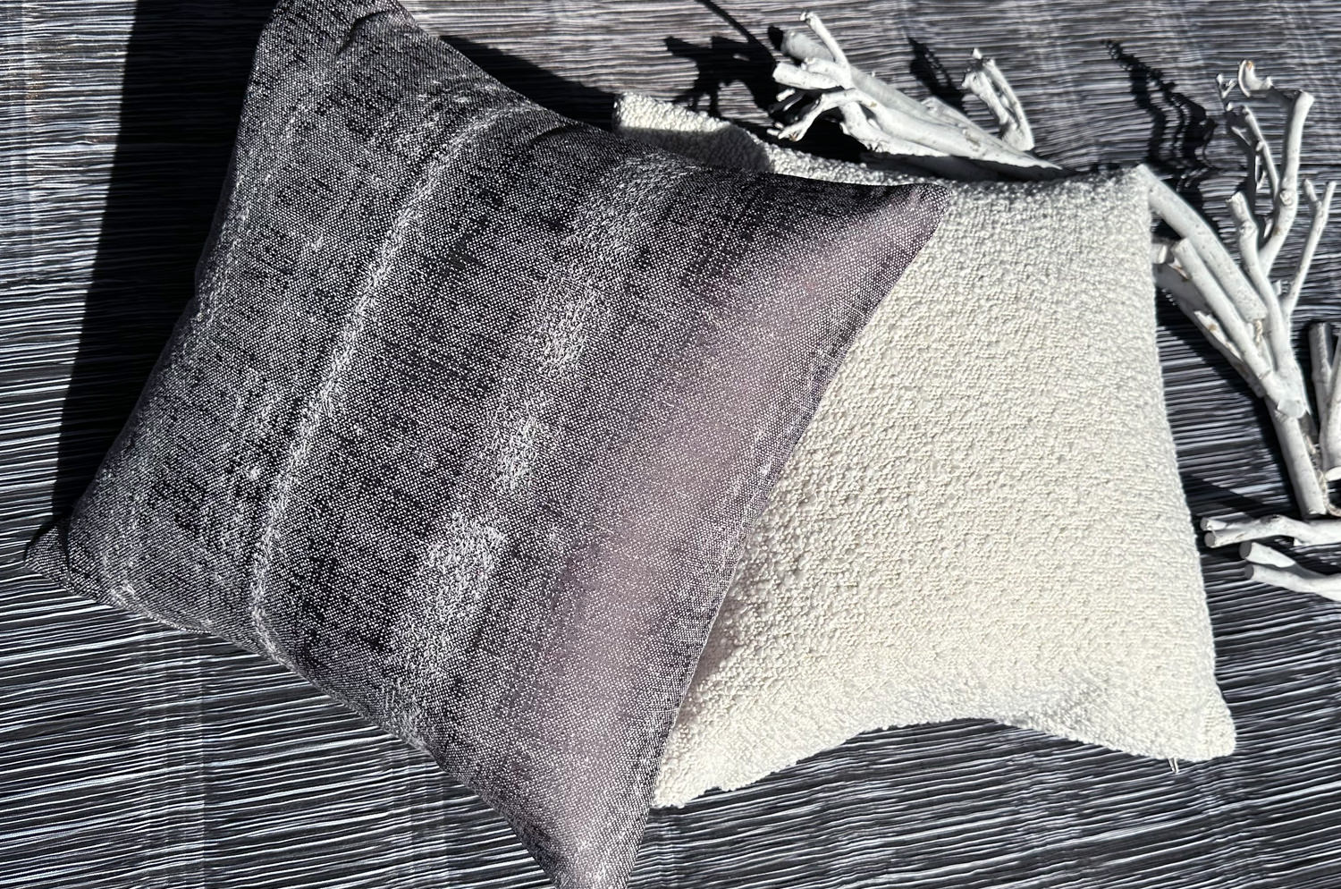 The KIM スモーキーストライプ クッションカバー (チャコールシルバー) 40×40cm - HOUSE OF JAPAN Shop