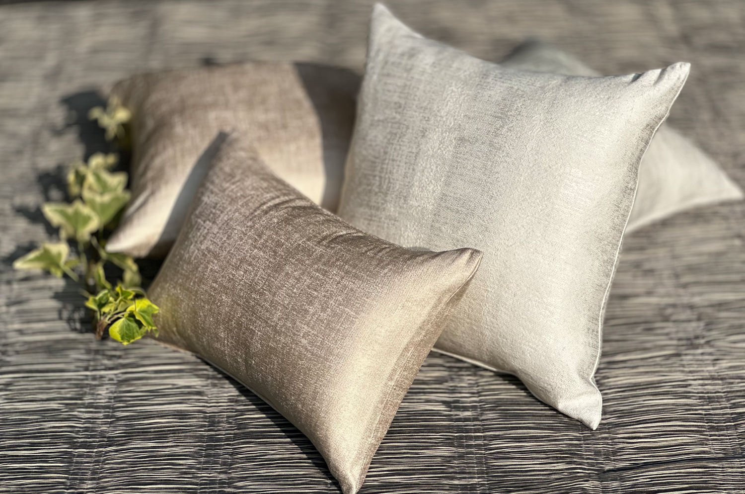 The KIM スモーキーストライプ クッションカバー (ピュアスノー) 45×45cm - HOUSE OF JAPAN Shop