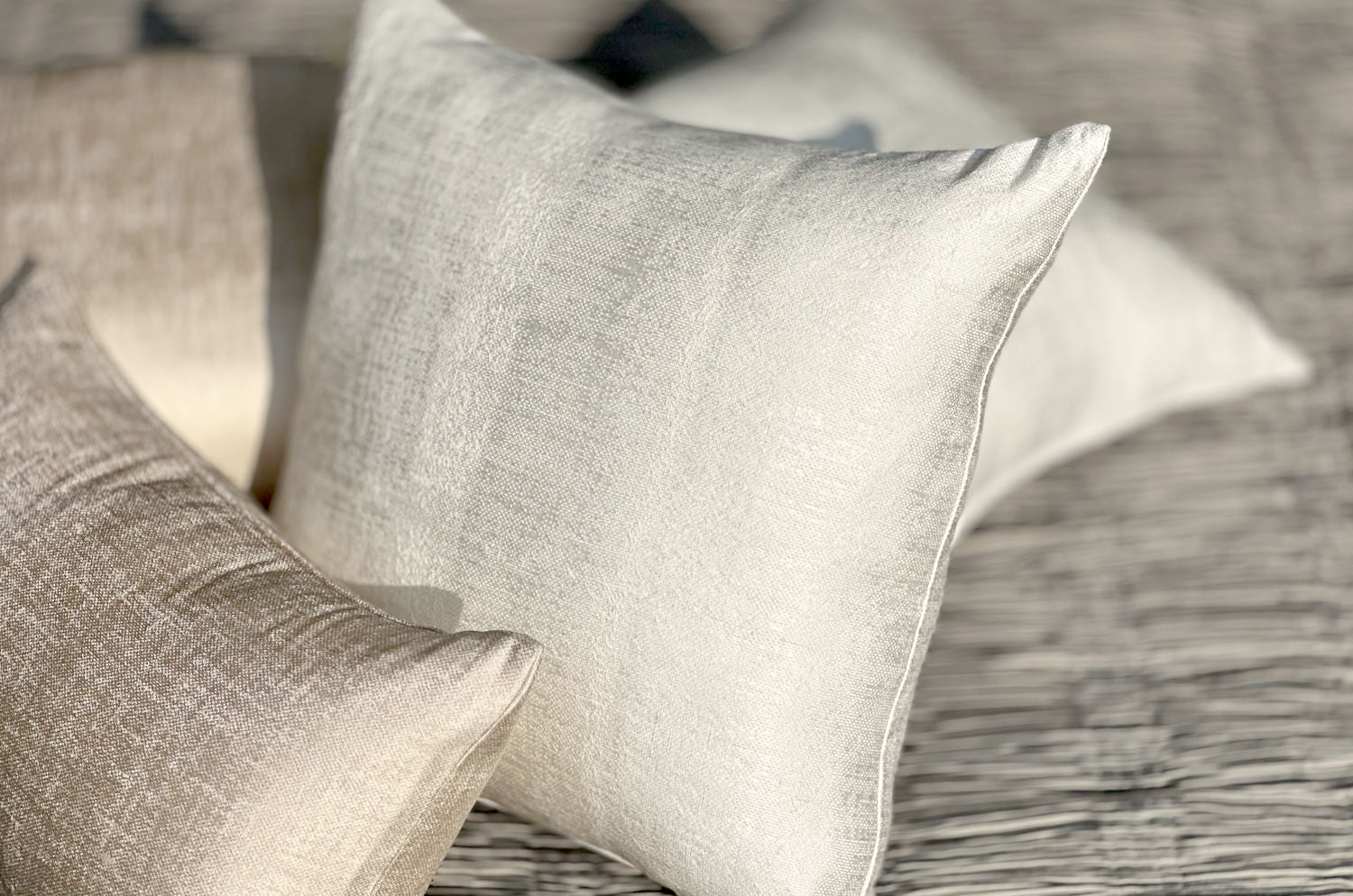 The KIM スモーキーストライプ クッションカバー (ピュアスノー) 45×45cm - HOUSE OF JAPAN Shop