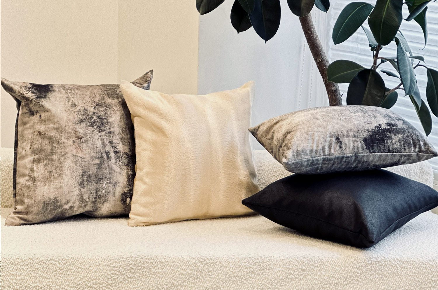 The KongoLeather ブラックレザー&ラッカーニジップクッションカバー 45×45cm - HOUSE OF JAPAN Shop