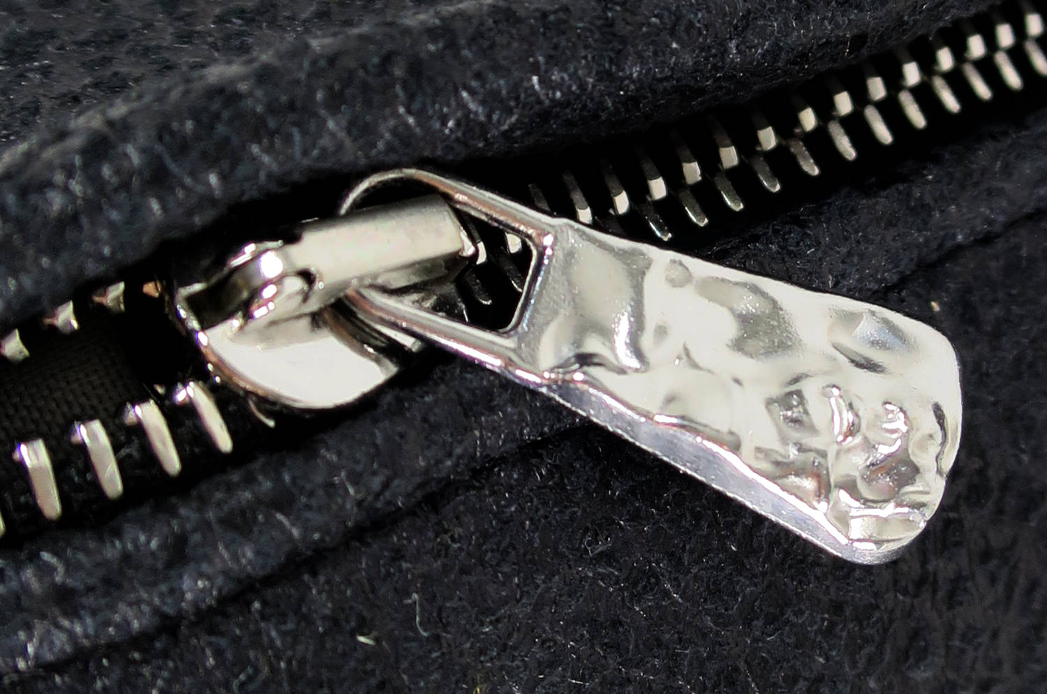 The KongoLeather ブラックレザー&ラッカーニジップクッションカバー 45×45cm - HOUSE OF JAPAN Shop