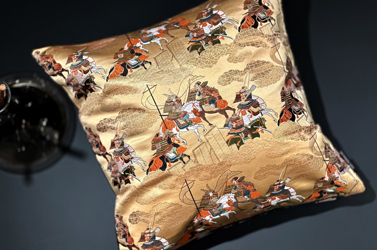The Kyoto KIBAMUSHA 騎馬武者絵巻 西陣織 クッションカバー 45×45cm - HOUSE OF JAPAN Shop