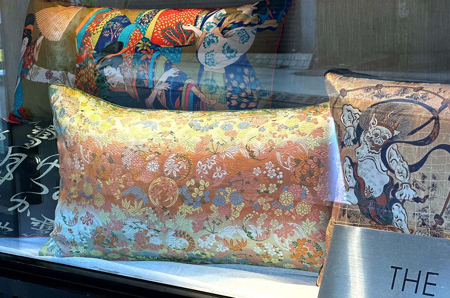 The Kyoto KUSABANAMONYO 草花文様 西陣織 正絹 横長クッション 65×35cm 中材付 - HOUSE OF JAPAN Shop