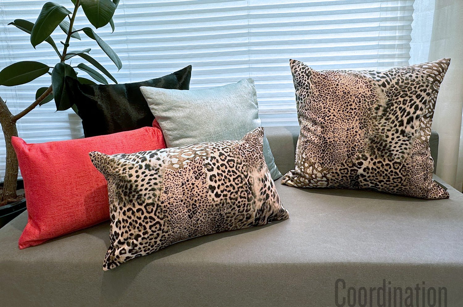 The Leopard スペイン製 起毛スエード調 ヒョウ柄クッション 50×30cm 中材付 - HOUSE OF JAPAN Shop