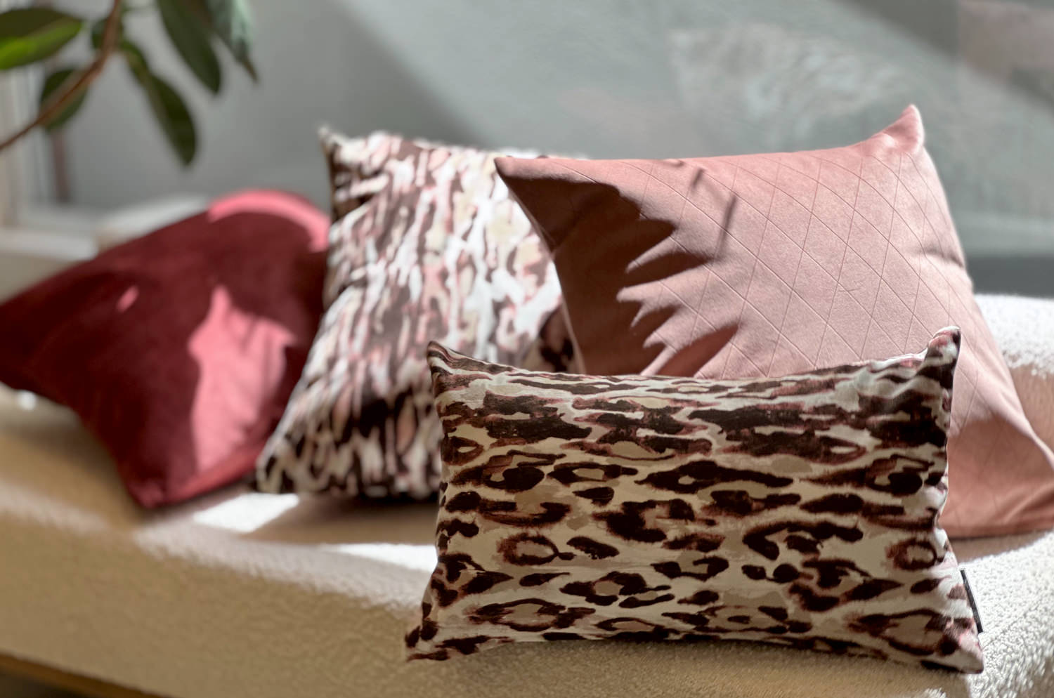 The Leopard Burgundy スペイン製起毛スエードタッチ レオパード柄クッション (バーガンディ)50×30cm 中材付 - HOUSE OF JAPAN Shop