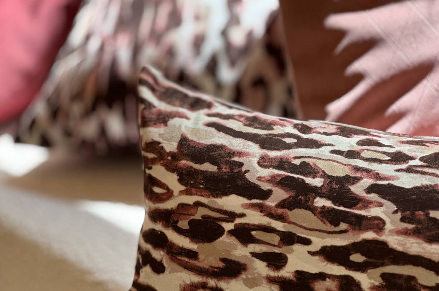 The Leopard Burgundy スペイン製起毛スエードタッチ レオパード柄クッション (バーガンディ)50×30cm 中材付 - HOUSE OF JAPAN Shop