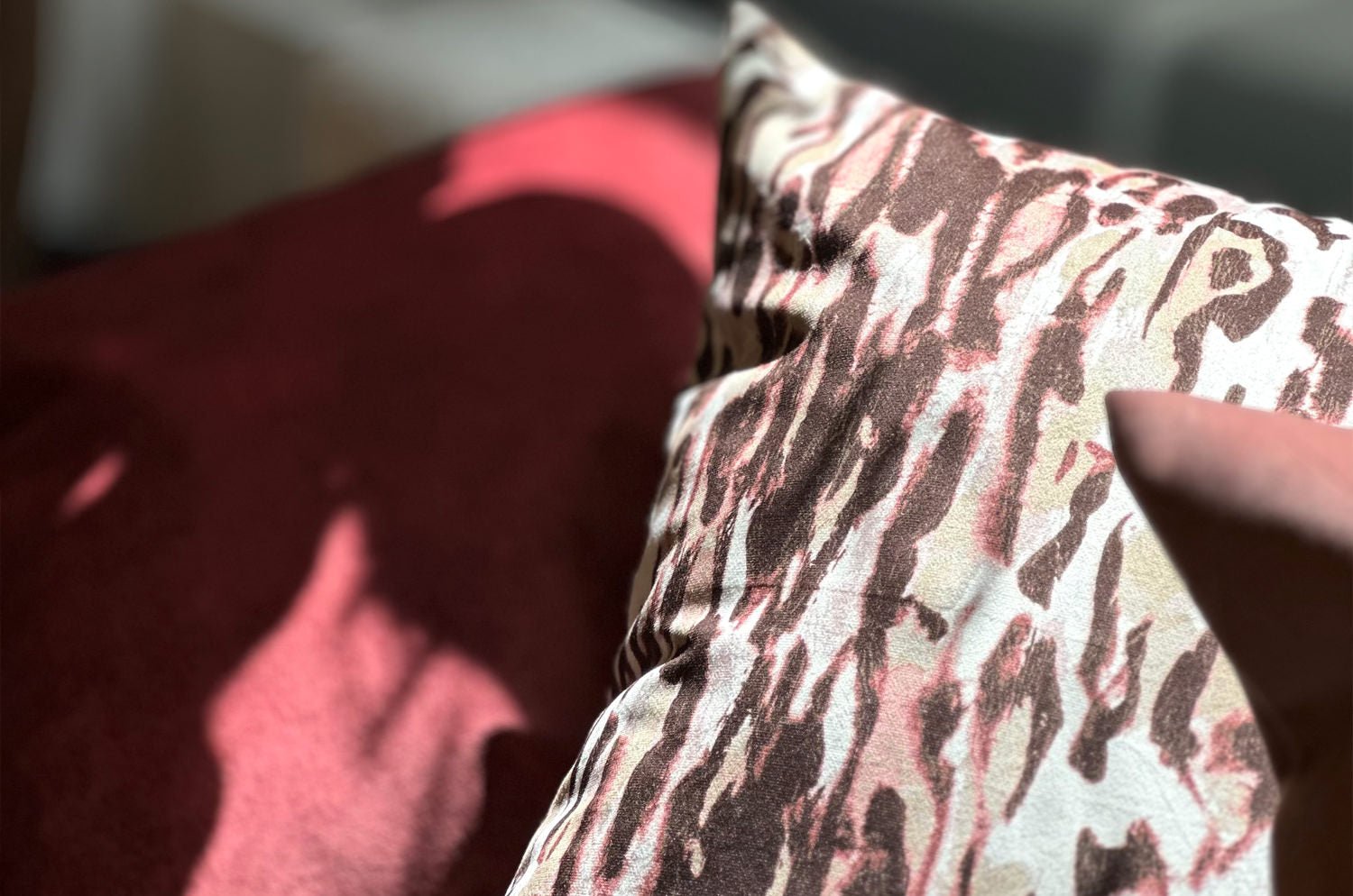 The Leopard Burgundy スペイン製起毛スエードタッチ レオパード柄クッション (バーガンディ)50×30cm 中材付 - HOUSE OF JAPAN Shop