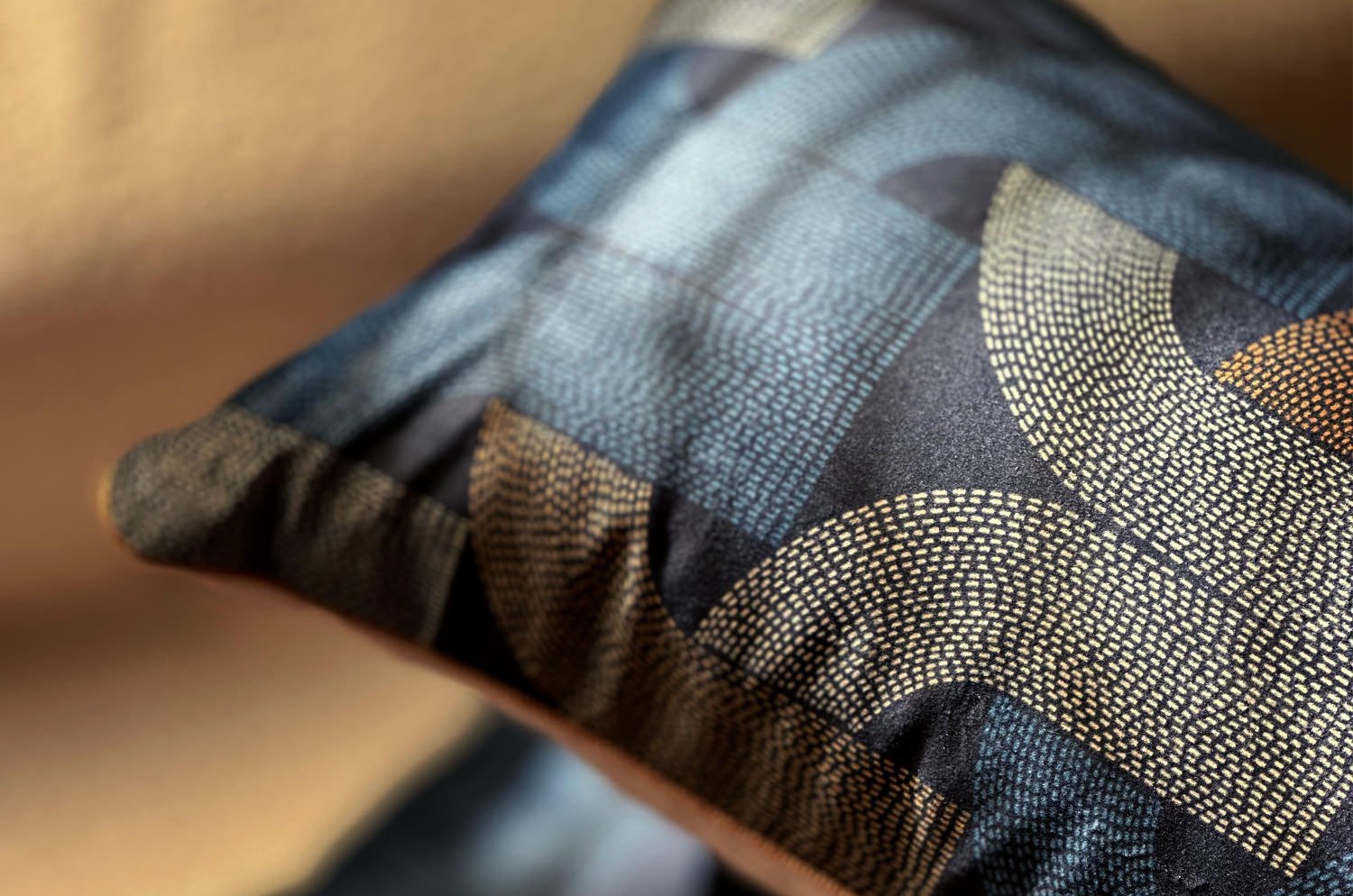 The LES ARCS アールデコフォルム スムースベルベット クッション 50×30cm 中材付 - HOUSE OF JAPAN Shop