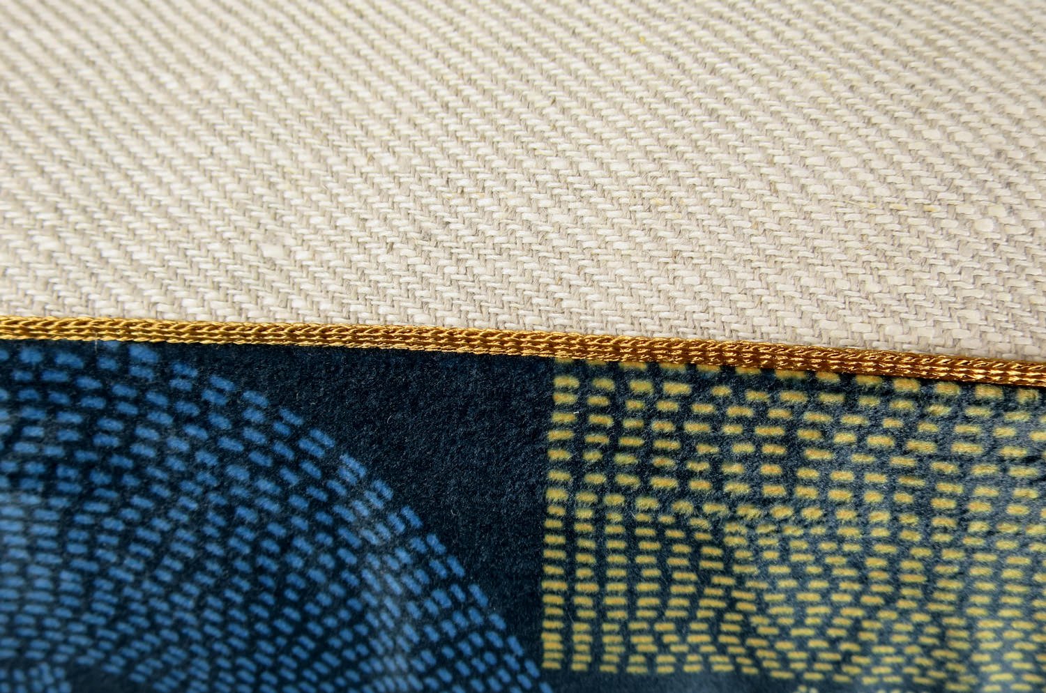 The LES ARCS アールデコフォルム スムースベルベット クッション 50×30cm 中材付 - HOUSE OF JAPAN Shop