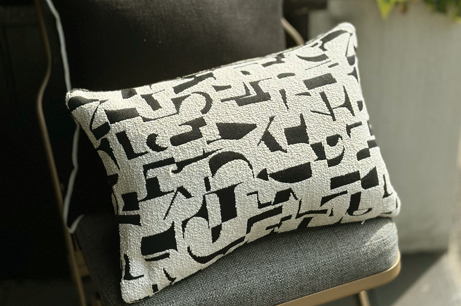 The LETTERS レターズ フレンチジャカード クッション (ノワール) 45×30cm 中材付 - HOUSE OF JAPAN Shop