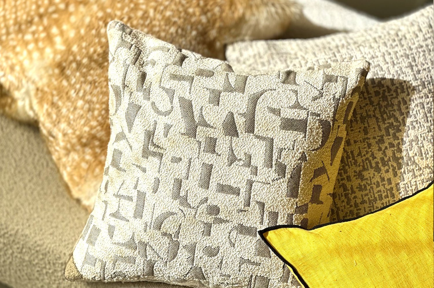 The LETTERS レターズ フレンチ ジャカード クッションカバー (ナチュラル) 45×45cm - HOUSE OF JAPAN Shop