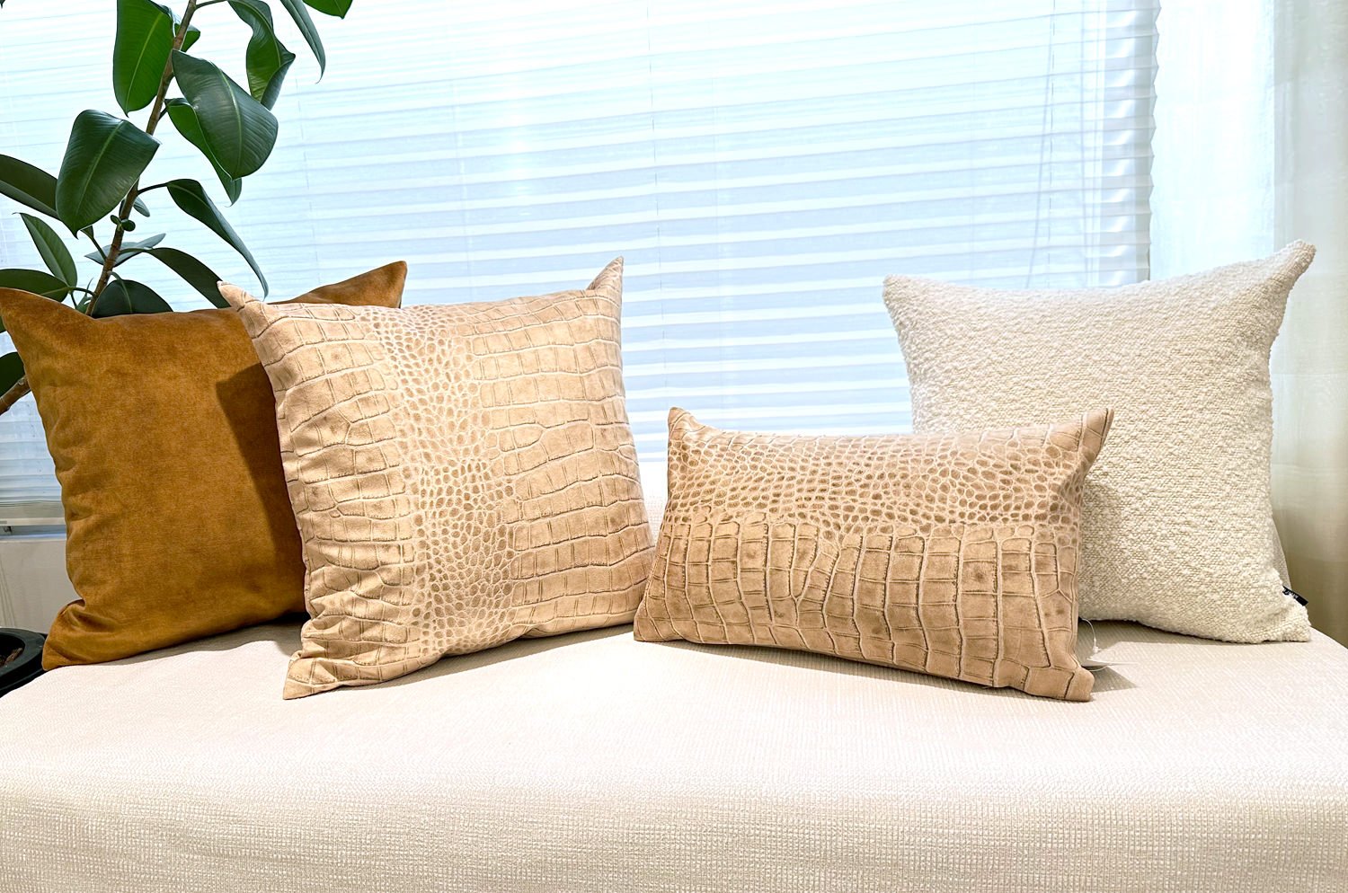 The Light beige Crocodile スペイン製 起毛スエード調 クロコダイル柄クッション ベージュ 50×30cm - HOUSE OF JAPAN Shop