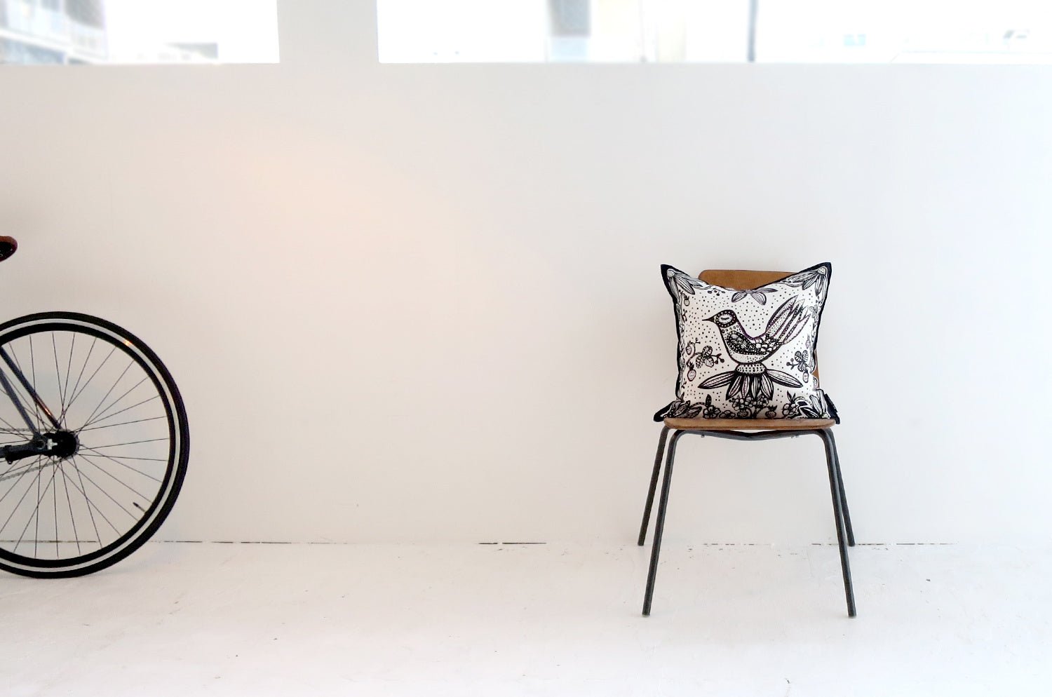 The Lintunen - リントゥネン ヘイニ・リータフフタデザイン リネンクッションカバー ホワイト 45×45cm - HOUSE OF JAPAN Shop