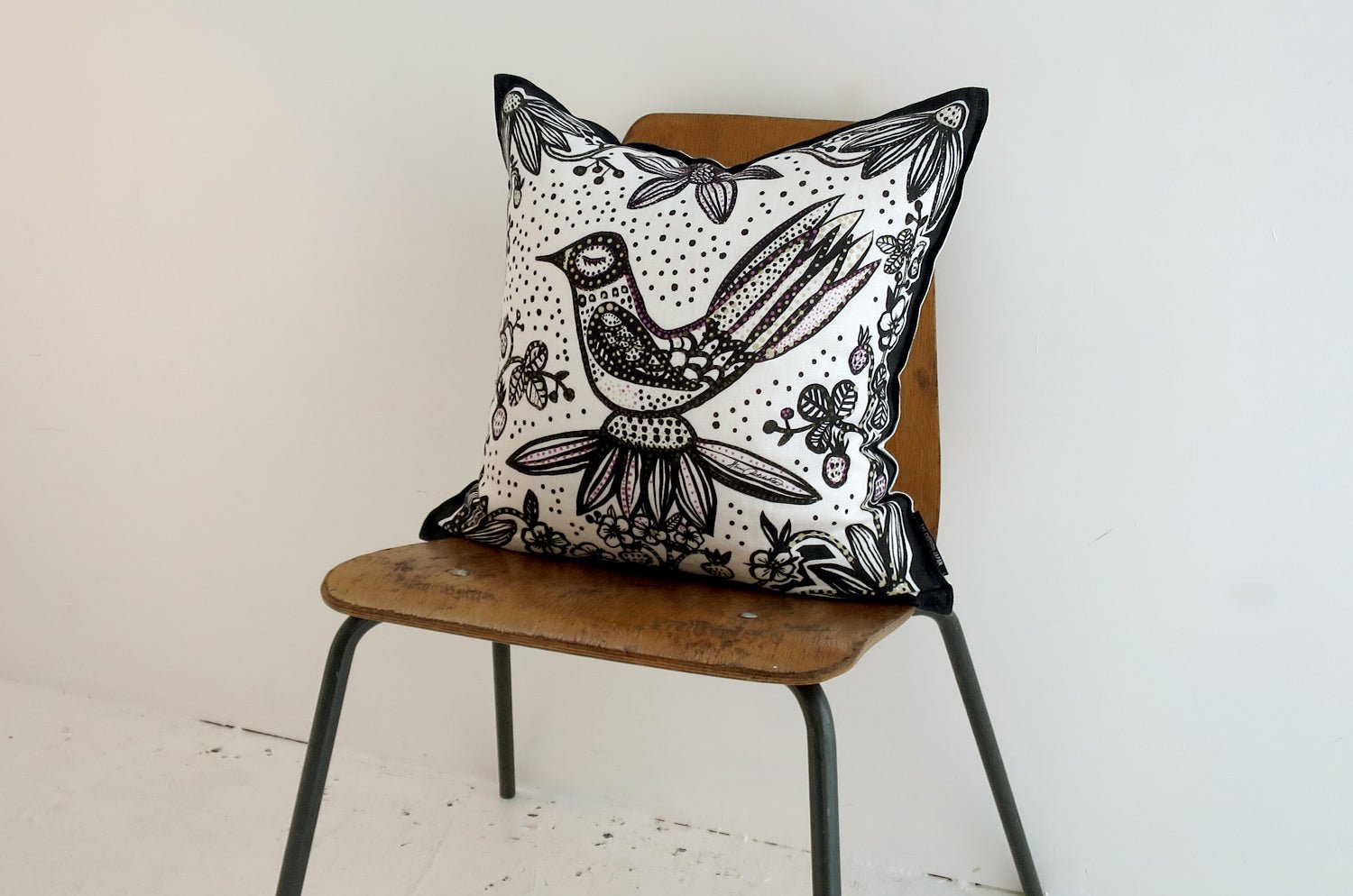 The Lintunen - リントゥネン ヘイニ・リータフフタデザイン リネンクッションカバー ホワイト 45×45cm - HOUSE OF JAPAN Shop