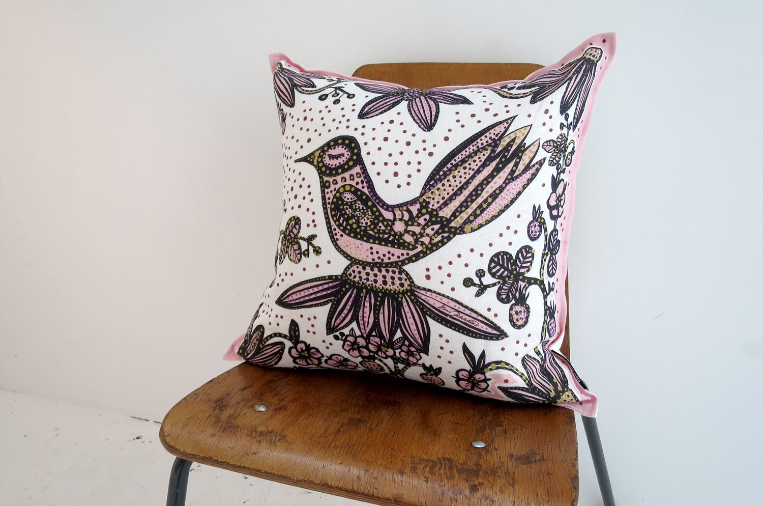 The Lintunen - リントゥネン ヘイニ・リータフフタデザイン リネンクッションカバー ピンク 45×45cm - HOUSE OF JAPAN Shop