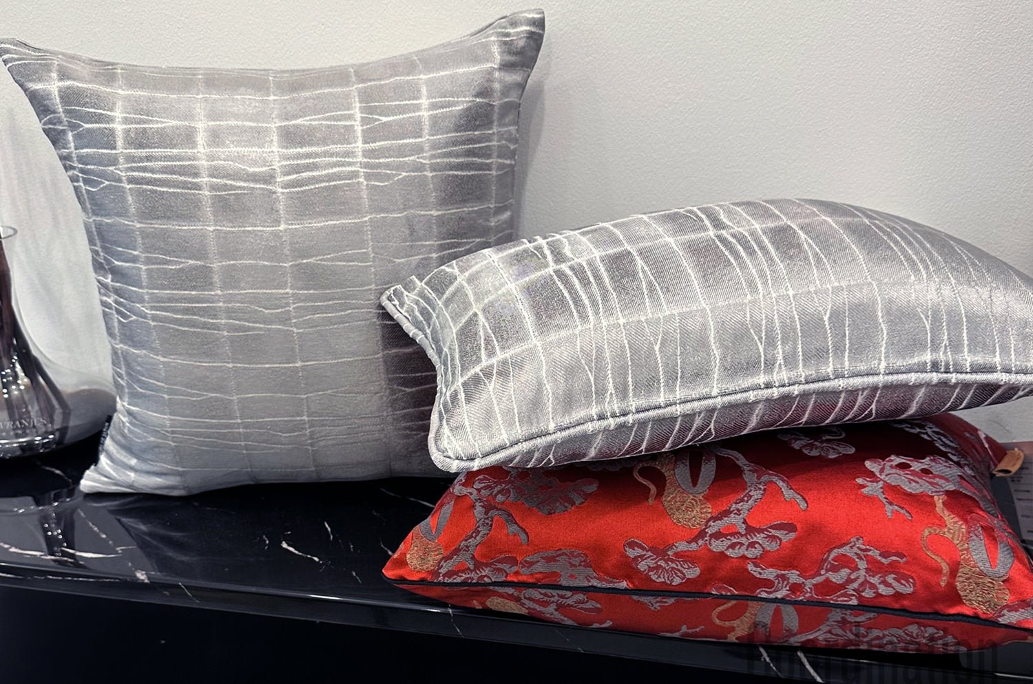 The LISBON BIANCO/ARGENTO アルマーニカーザ リスボン パイピングクッション(シルバー) 45×30cm 中材付 - HOUSE OF JAPAN Shop