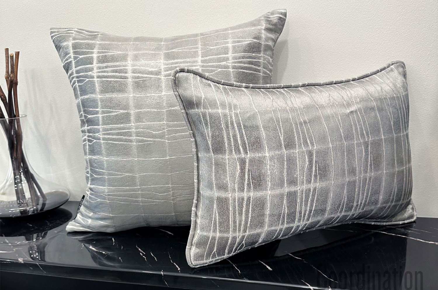 The LISBON BIANCO/ARGENTO アルマーニカーザ リスボン パイピングクッション(シルバー) 45×30cm 中材付 - HOUSE OF JAPAN Shop