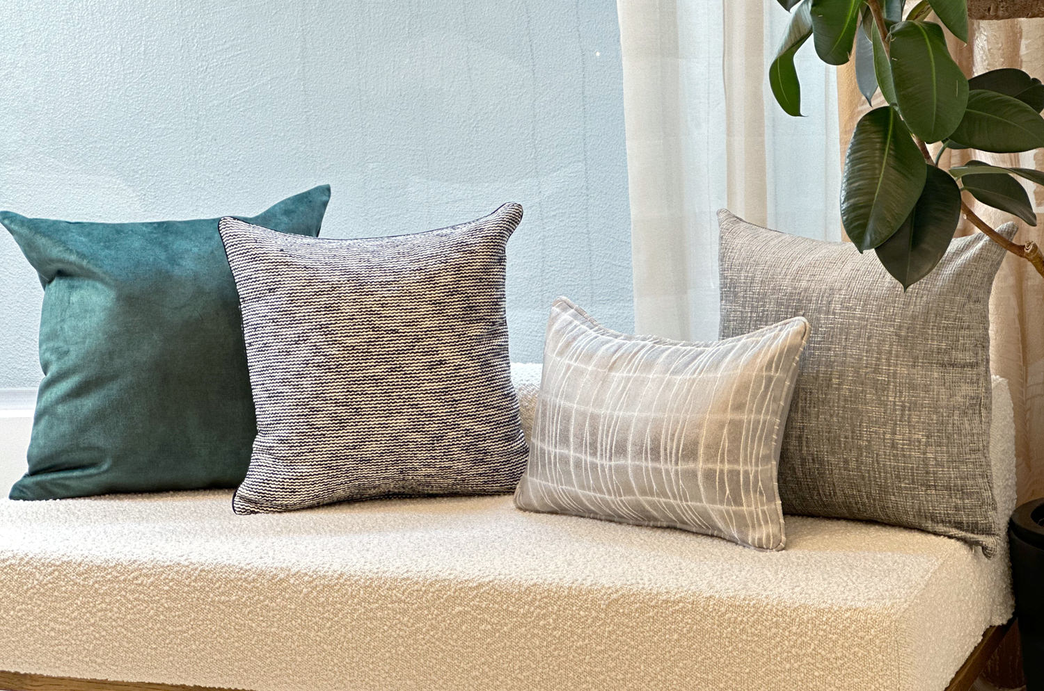 The LISBON BIANCO/ARGENTO アルマーニカーザ リスボン パイピングクッション(シルバー) 45×30cm 中材付 - HOUSE OF JAPAN Shop