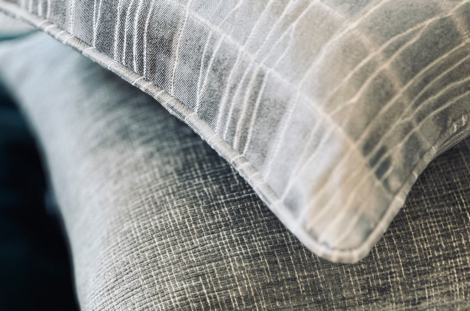 The LISBON BIANCO/ARGENTO アルマーニカーザ リスボン ジャカードクッションカバー(シルバー) 45×45cm - HOUSE OF JAPAN Shop