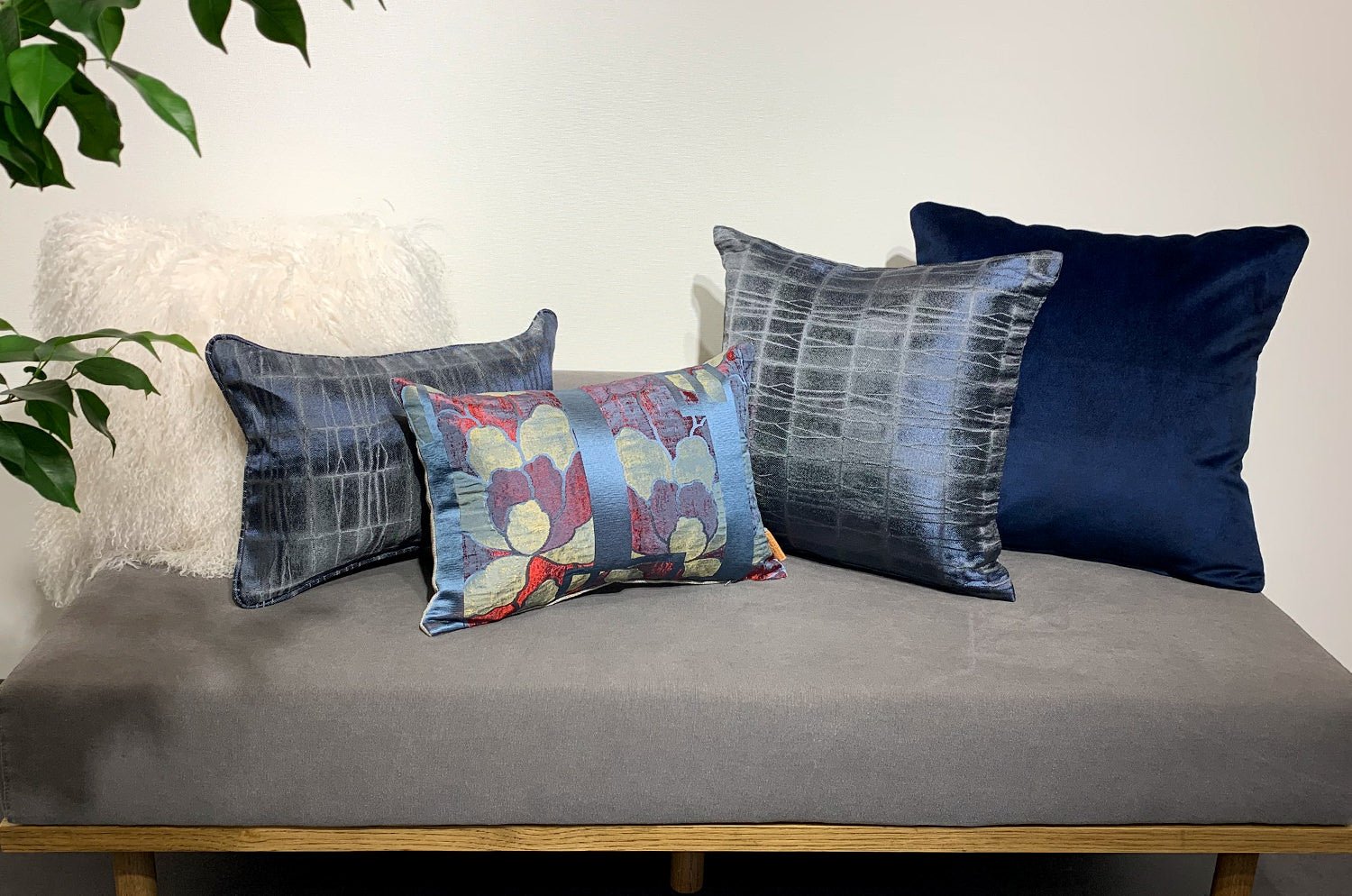 The LISBON GRIGIO/BLU アルマーニカーザ リスボン パイピング クッション (ナイトブルー) 45×30cm 中材付 - HOUSE OF JAPAN Shop