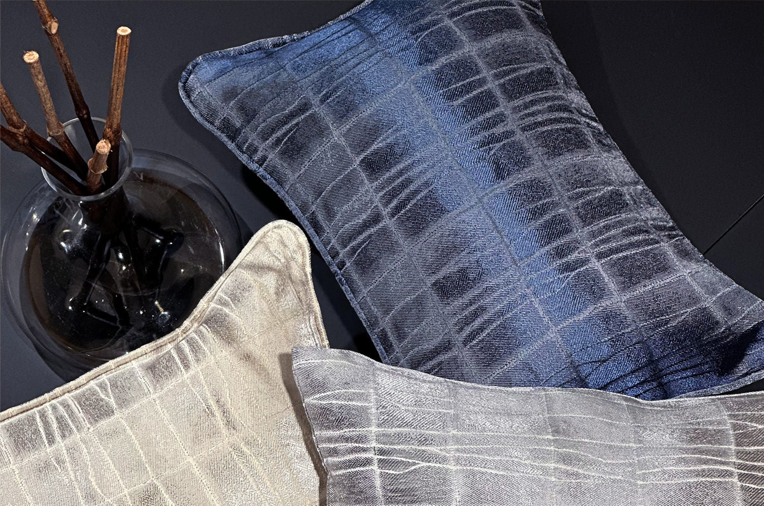 The LISBON GRIGIO/BLU アルマーニカーザ リスボン パイピング クッション (ナイトブルー) 45×30cm 中材付 - HOUSE OF JAPAN Shop