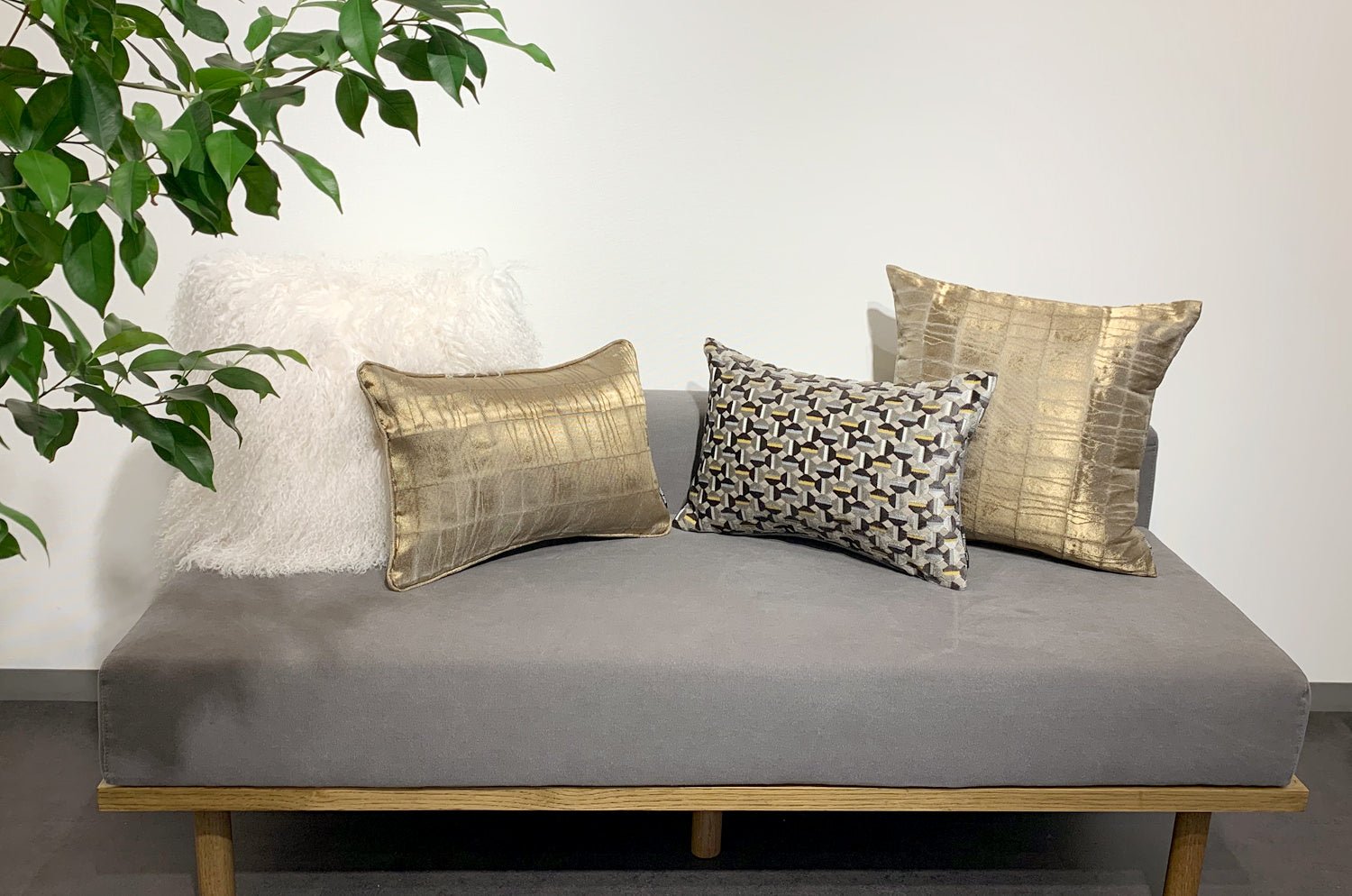 The LISBON ORO FUMÉ アルマーニカーザ リスボン ジャカードクッション(スモークゴールド) 45×30cm 中材付 - HOUSE OF JAPAN Shop