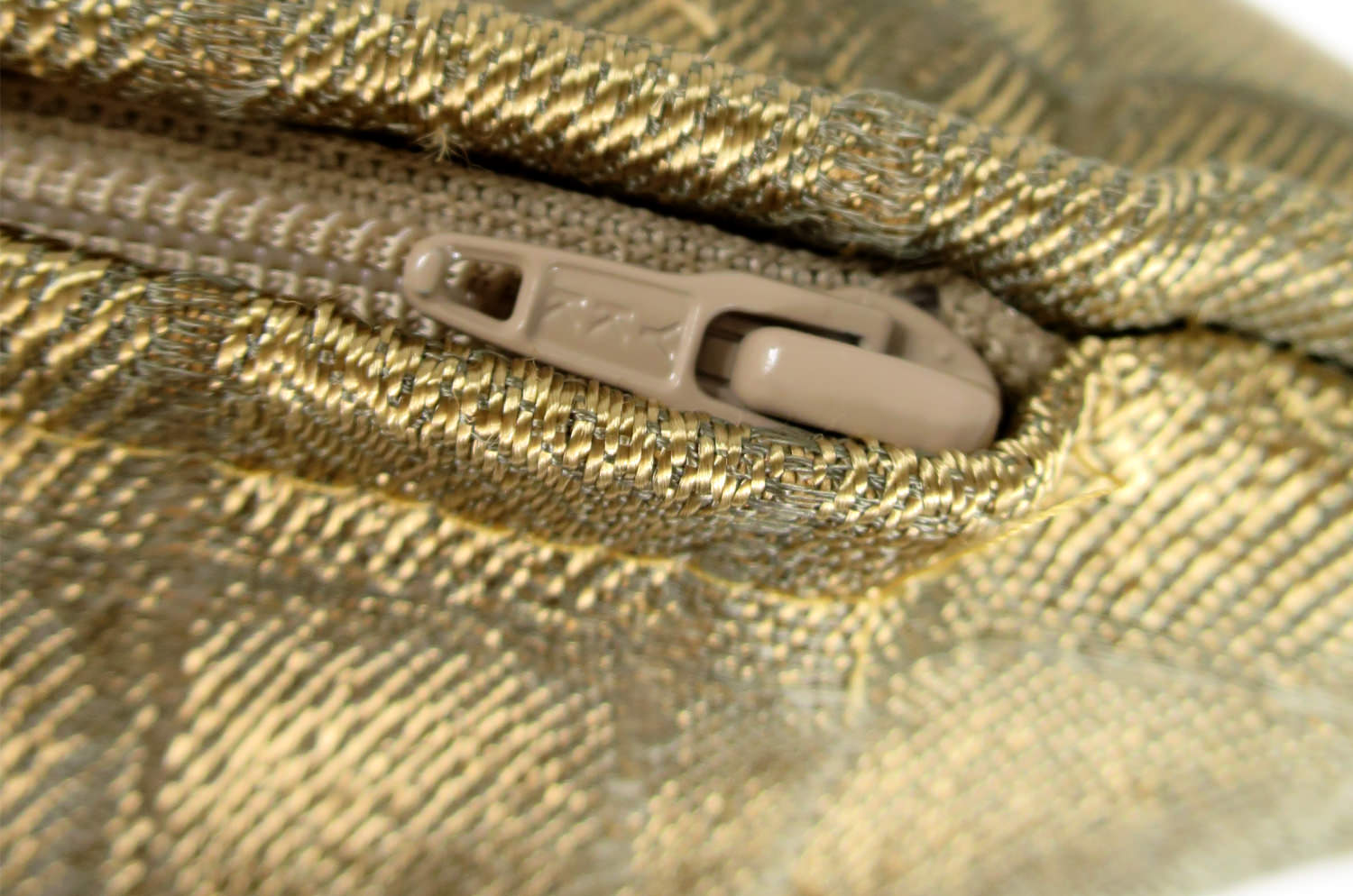 The LISBON ORO FUMÉ アルマーニカーザ リスボン ジャカードクッション(スモークゴールド) 45×30cm 中材付 - HOUSE OF JAPAN Shop