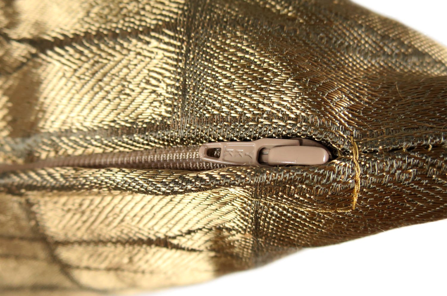 The LISBON ORO FUMÉ アルマーニカーザ リスボン ジャカードクッションカバー(スモークゴールド) 45×45cm - HOUSE OF JAPAN Shop