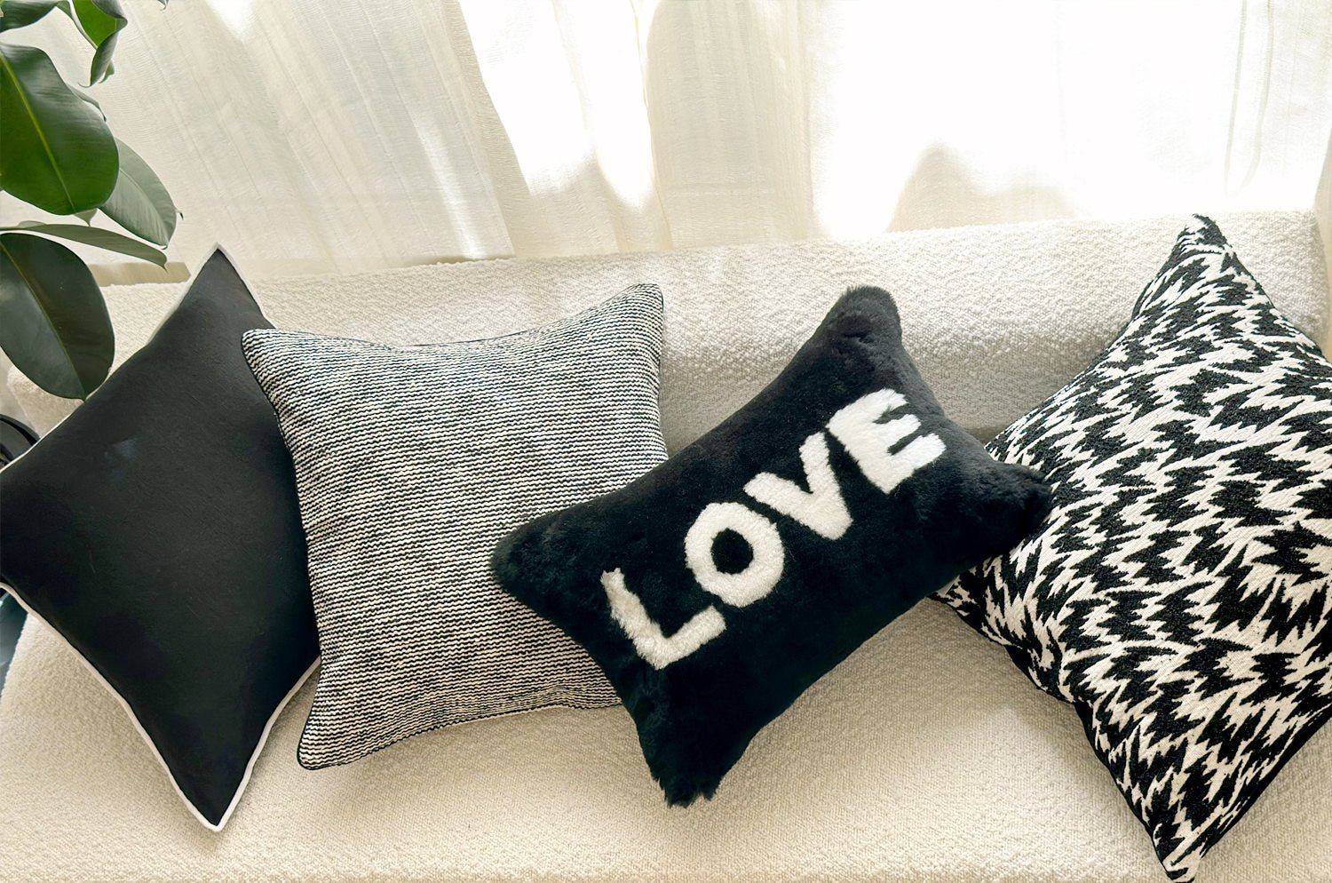 The LOVE ラブ ムートン クッション (ブラック) 45×30cm 中材付 - HOUSE OF JAPAN Shop