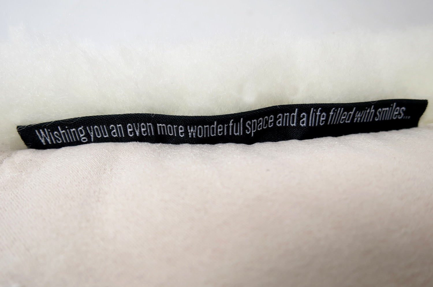 The LOVE ラブ ムートン クッション (ホワイト) 45×30cm 中材付 - HOUSE OF JAPAN Shop