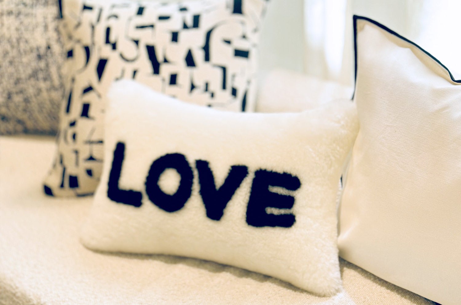 The LOVE ラブ ムートン クッション (ホワイト) 45×30cm 中材付 - HOUSE OF JAPAN Shop