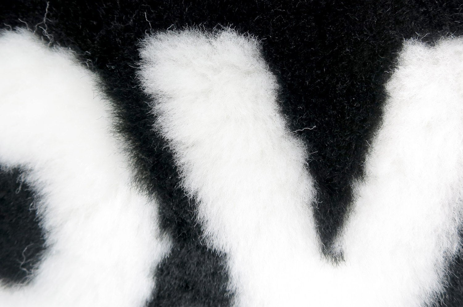 The LOVE ラブ ムートン クッション (ブラック) 45×30cm 中材付 - HOUSE OF JAPAN Shop