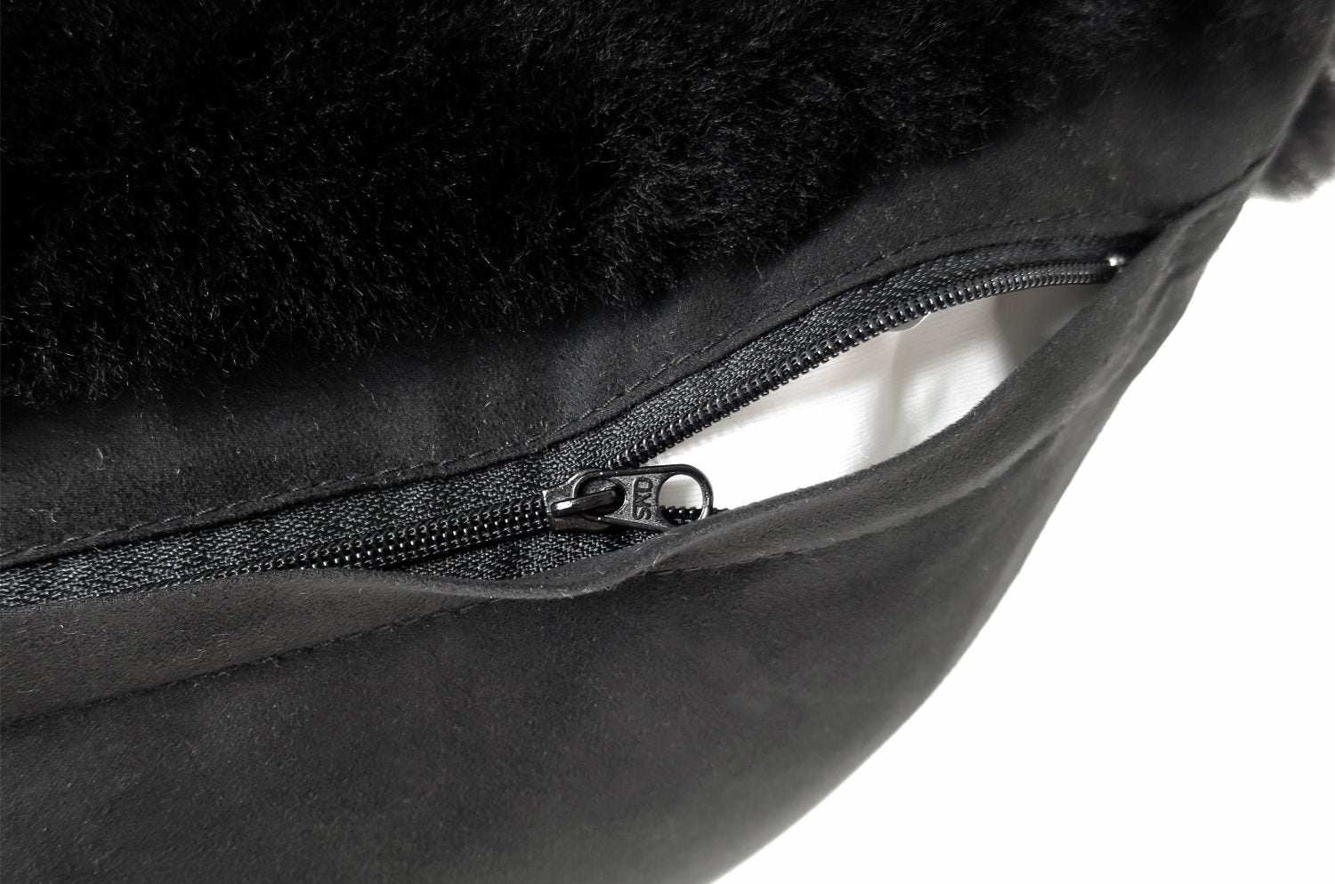 The LOVE ラブ ムートン クッション (ブラック) 45×30cm 中材付 - HOUSE OF JAPAN Shop